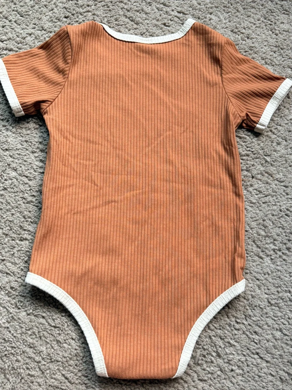 SHEIN Rust Ribbed Short-Sleeve Baby Bodysuit with Cream Trim